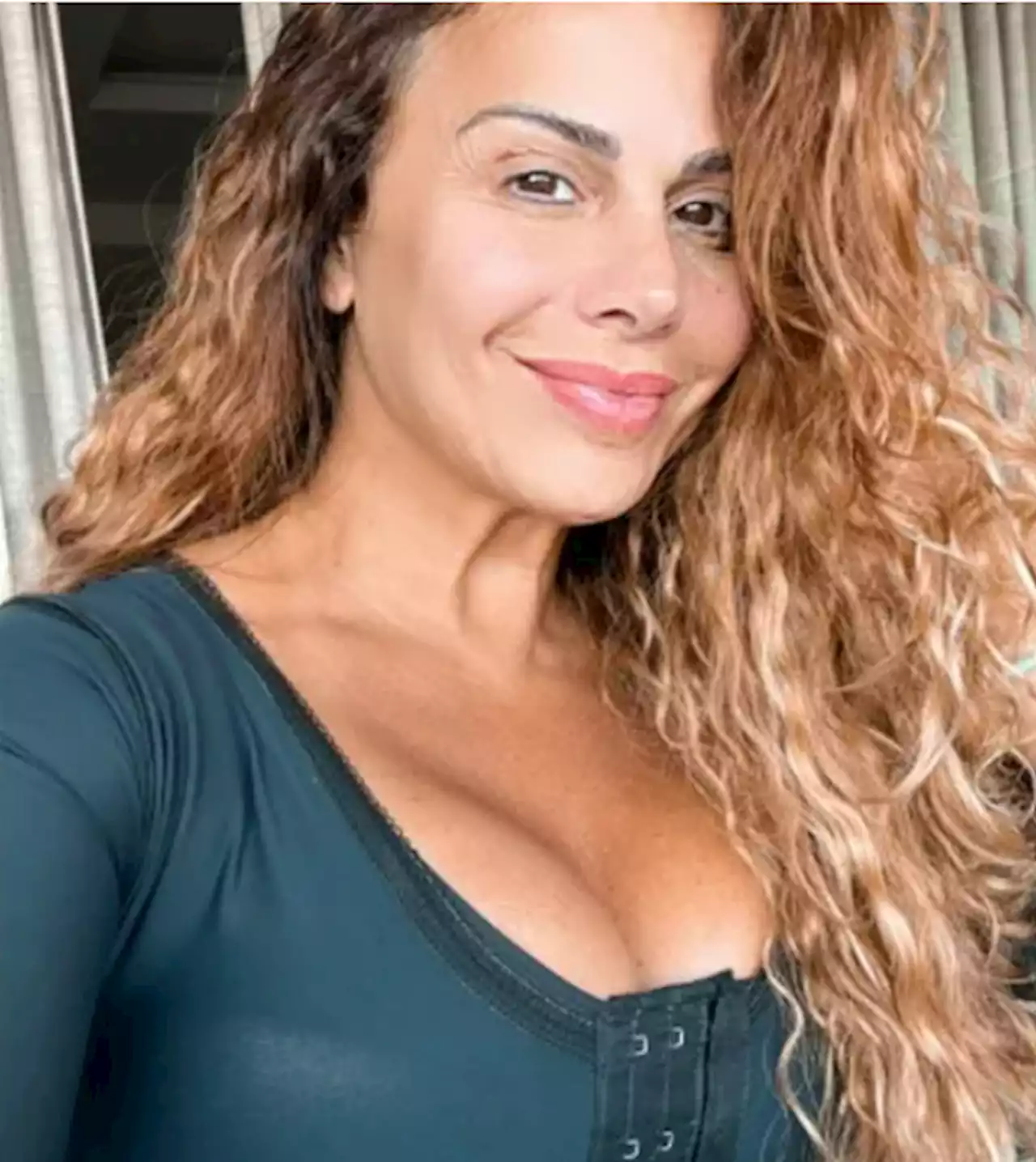 Viviane Araujo reduz próteses de silicone e comemora no Instagram