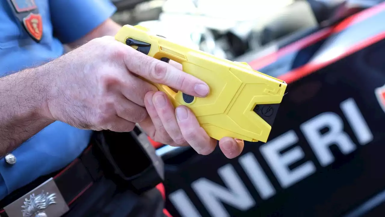 Entra nel supermercato, ruba alcolici e picchia il direttore: fermato con il taser