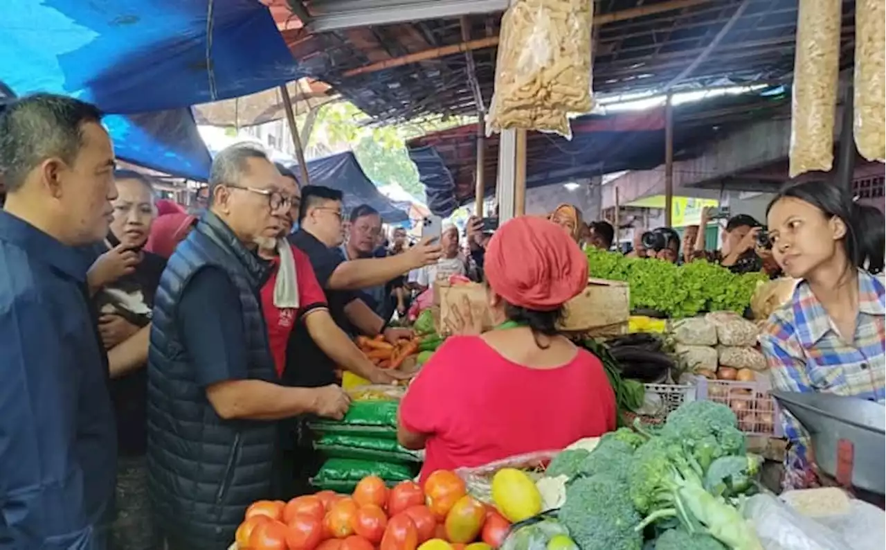 Ceh Harga Sembako, Mendag Zulkifli Hasan Blusukan ke Pasar Karang Ayu Semarang