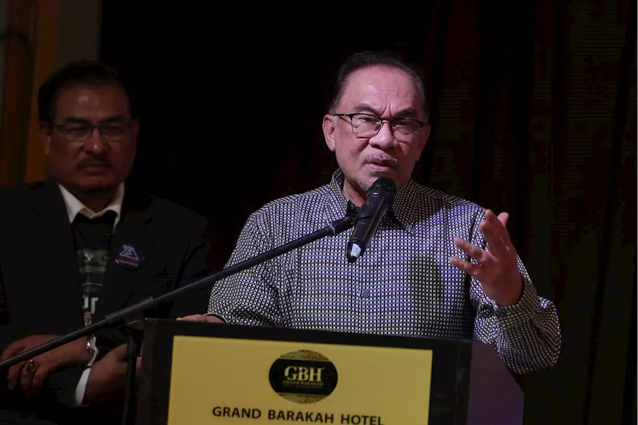 Anwar urges Malaysians to focus on improving education standards