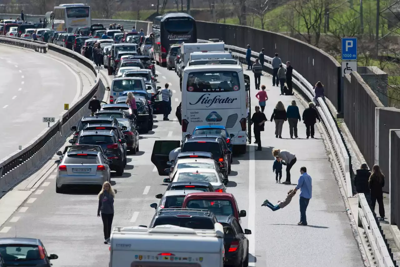 Leitartikel zum Verkehr – Es gibt Lösungen gegen endlose Staus und überfüllte Züge