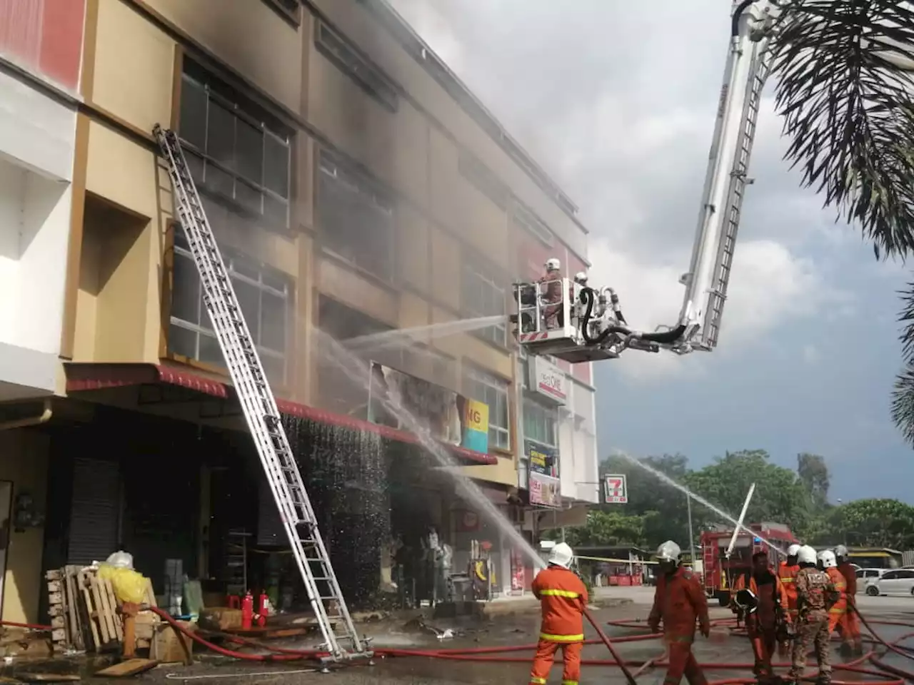 Dua buah kedai hardware musnah terbakar