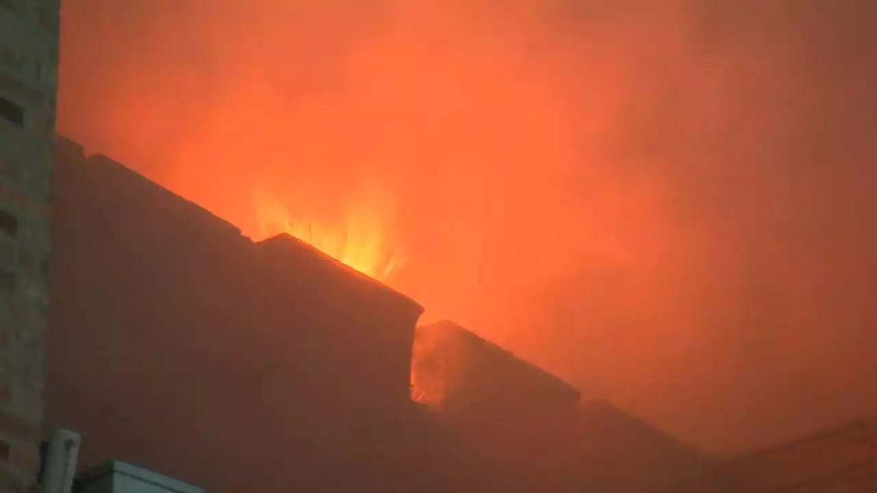 Firefighters battle massive, smoky fire in Bronx apartment building