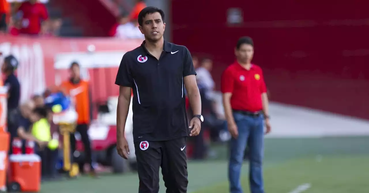 Extécnico de Xolos golpea a un par de jugadores en Ecuador (VIDEO)