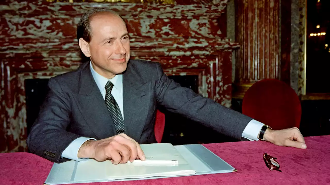 Silvio Berlusconi, le 'Tapie italien' qui a convaincu Mitterrand de lui ouvrir la télé française