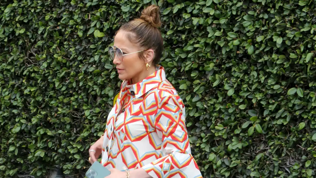 Jennifer Lopez’s Printed Maxi Dress Is An Ideal Heatwave Look