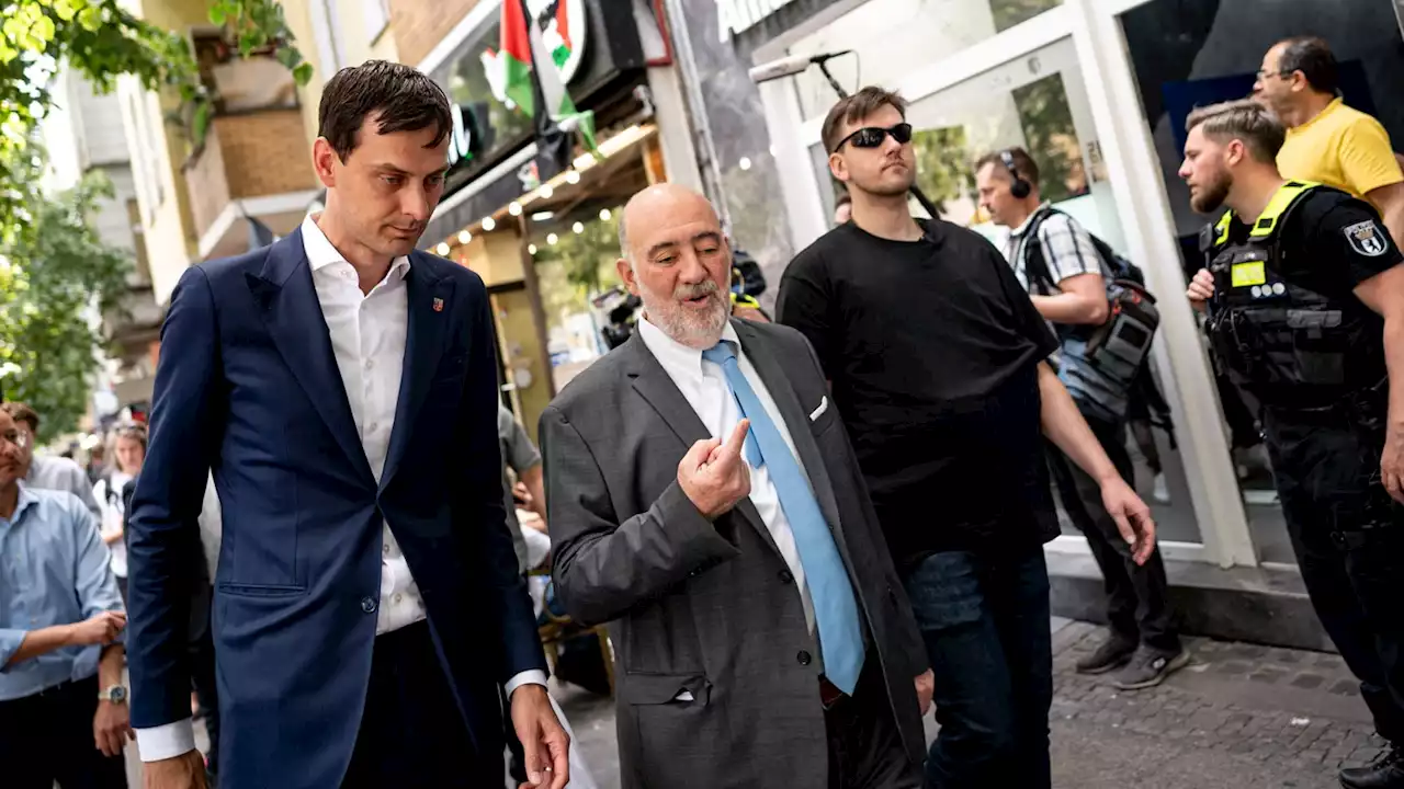 Nach Judenhass-Plakaten –Israels Botschafter besucht Neukölln