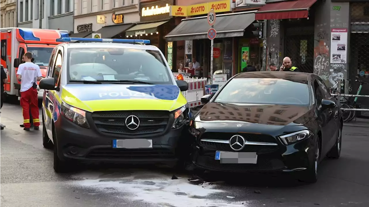 Polizei und Pkw krachen zusammen – Baby in Klinik