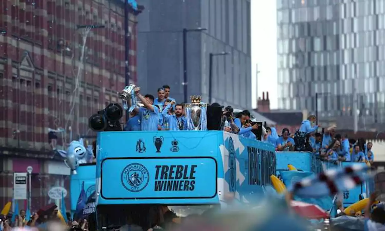 City, la parata dei vincitori del Treble: alcool a fiumi e la Manchester blu in estasi FOTO