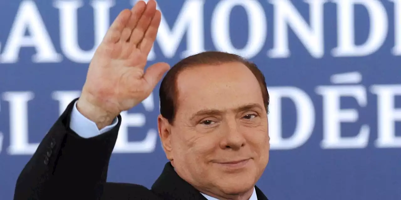 Morte Berlusconi, fuori dal San Raffaele presenti tifosi del Milan