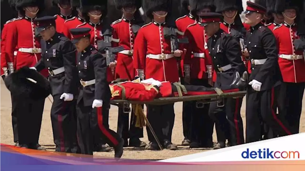 Kepanasan, Tentara Inggris Pingsan Saat Latihan Parade HUT Raja Charles