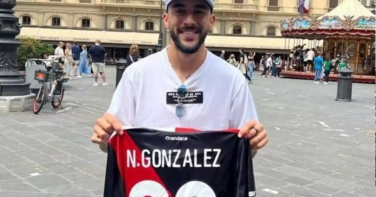 Nico González, muy contento con su camiseta de River