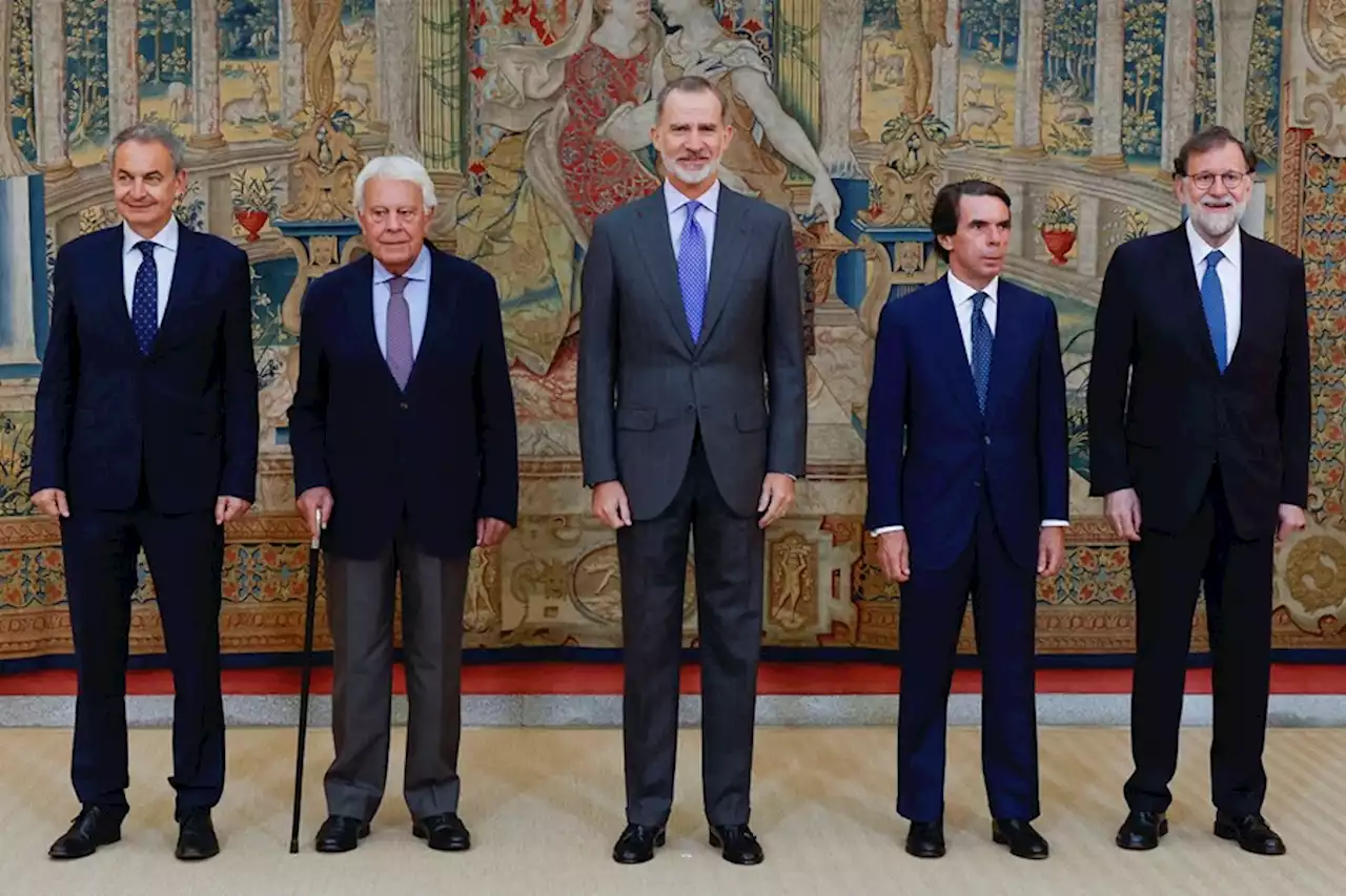 Los expresidentes González, Aznar, Zapatero y Rajoy, junto al rey en la reunión del Patronato de Elcano