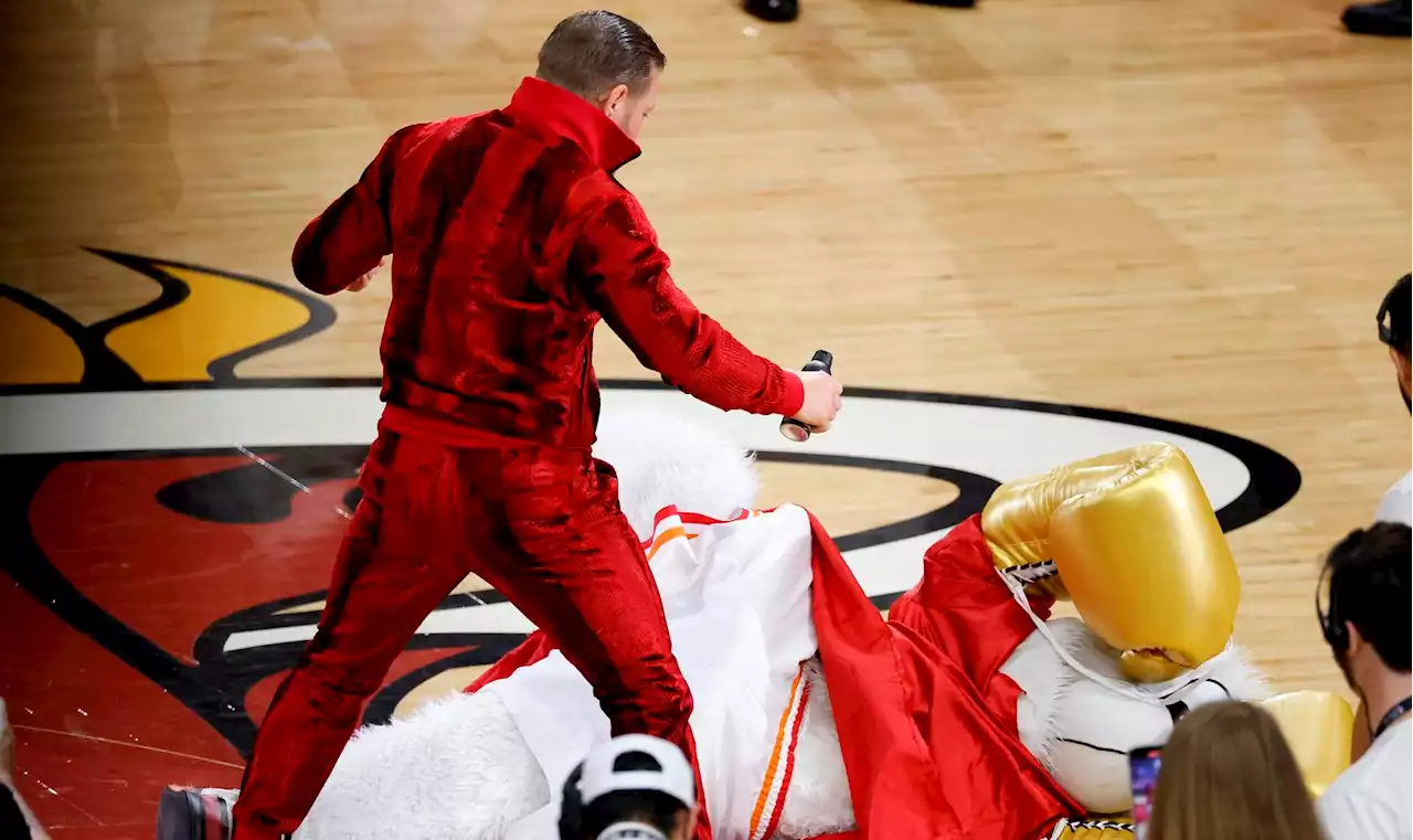 No es broma: McGregor dejó herido al hombre detrás de la mascota de los Heat