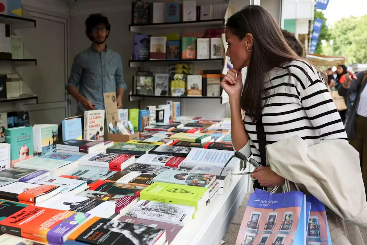 Así fue la Feria del Libro de Madrid: grandes autores, colas de derechas, fiestones y lluvias amenazantes