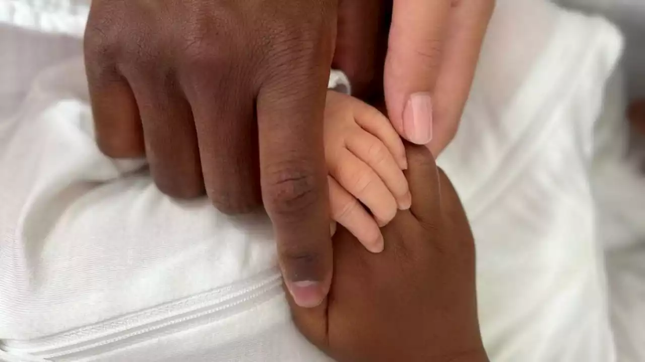 David Alaba sufre una oleada de comentarios por el color de la mano de su bebé: 'Ese hijo no es tuyo'