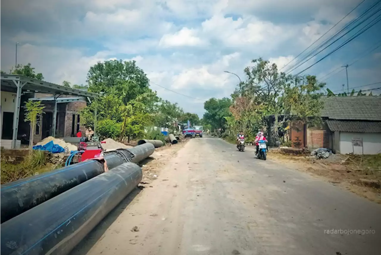 Sepanjang Jalan Sugihwaras-Temayang Ada Pipa Besar, Untuk Apa?