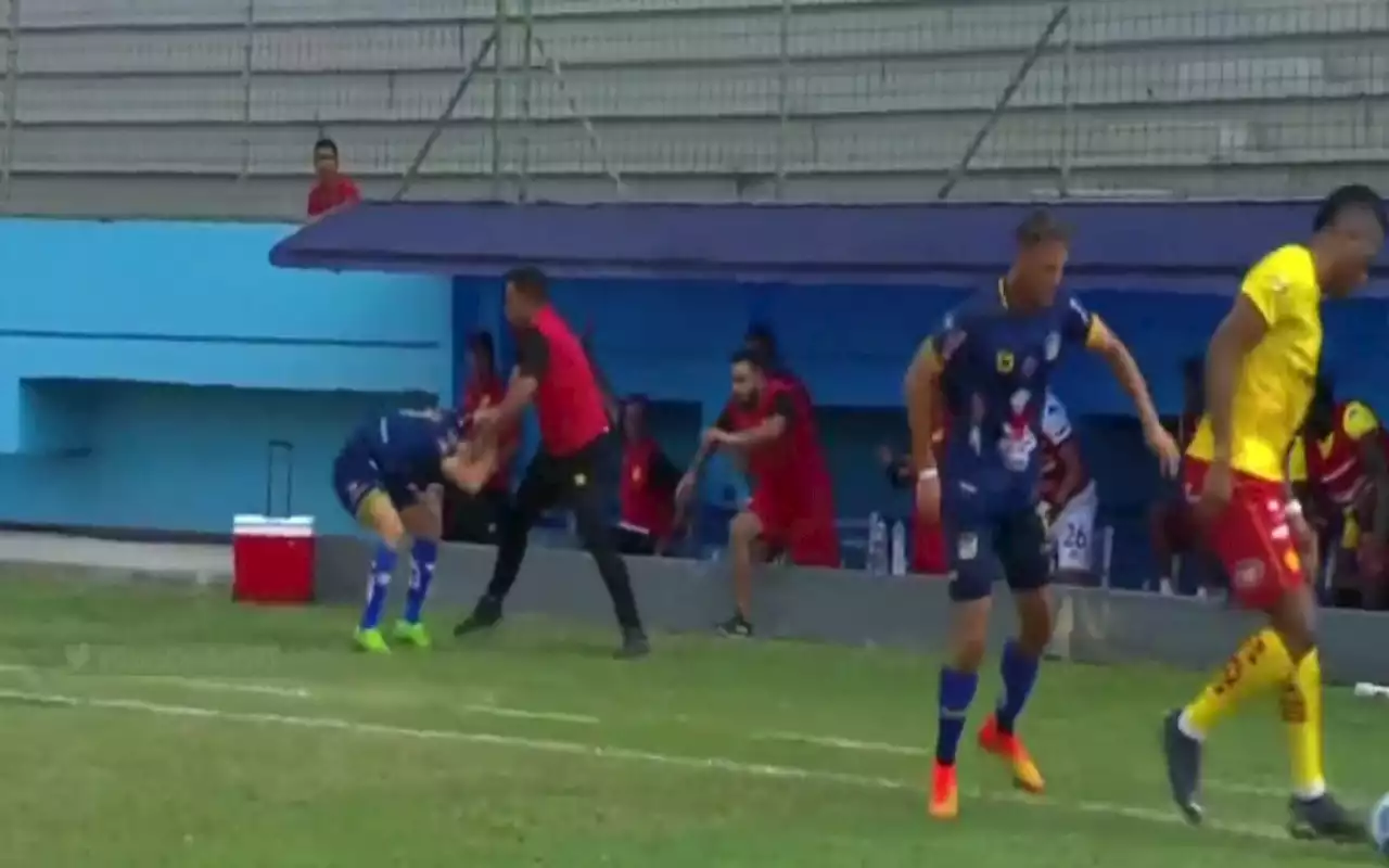 Vídeo: técnico de adversário do Flamengo agride dois jogadores | Esporte | O Dia