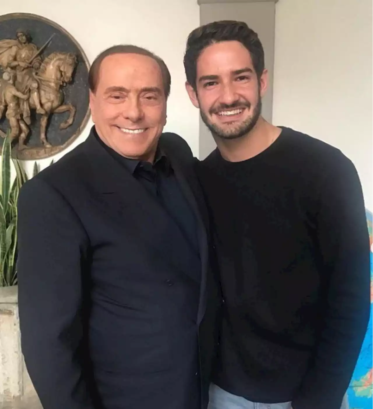 Alexandre Pato faz post de despedida para ex-sogro Silvio Berlusconi