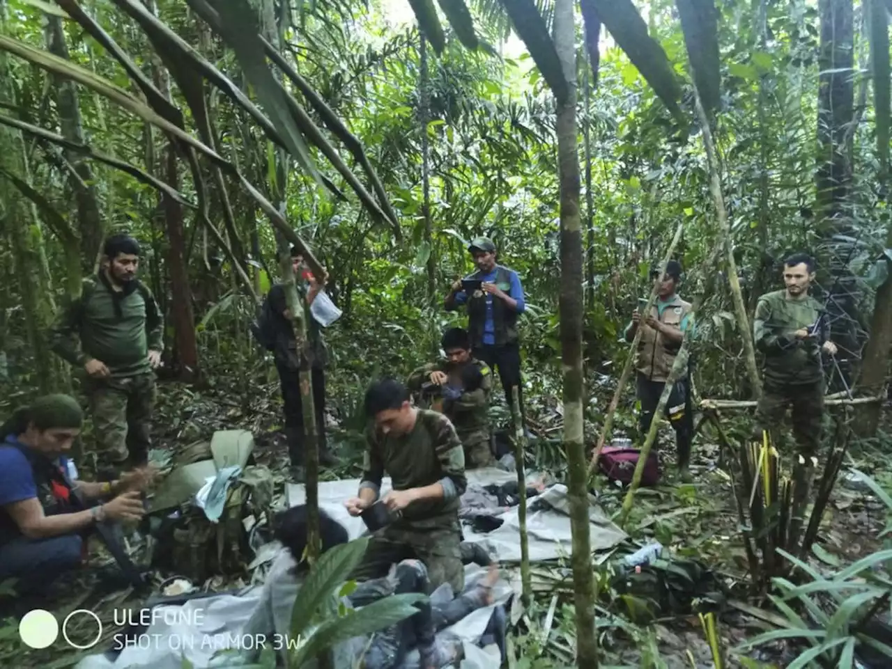 Mãe de crianças resgatadas na selva colombiana ficou quatro dias viva após acidente aéreo, diz pai