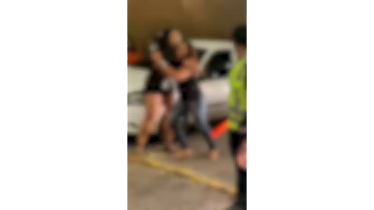 Vídeo mostra briga entre mulheres em estacionamento de shopping em Cabo Frio; veja