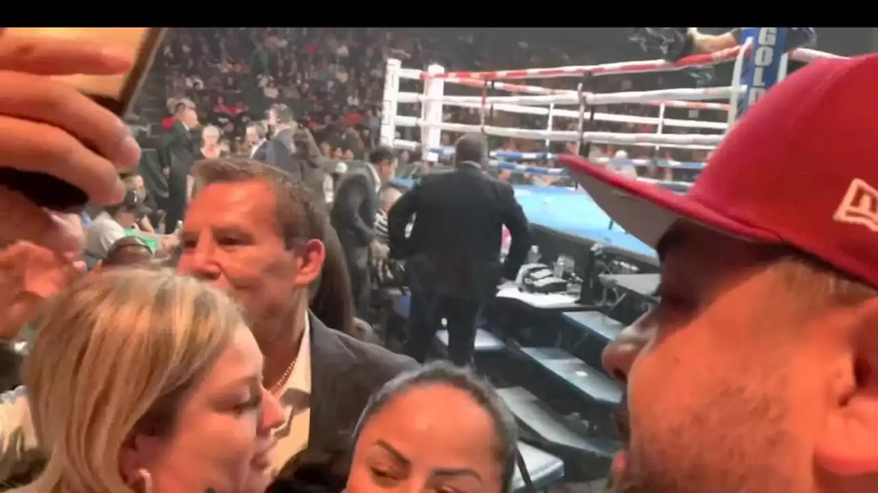 BOX: Julio César Chávez se molesta al recibir sorpresa de Óscar de la Hoya y el encontronazo se hace viral (VIDEO)