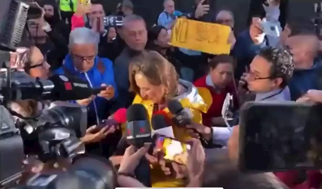 “No estás sola” y “fuera Xóchitl”, así llega la senadora a la mañanera