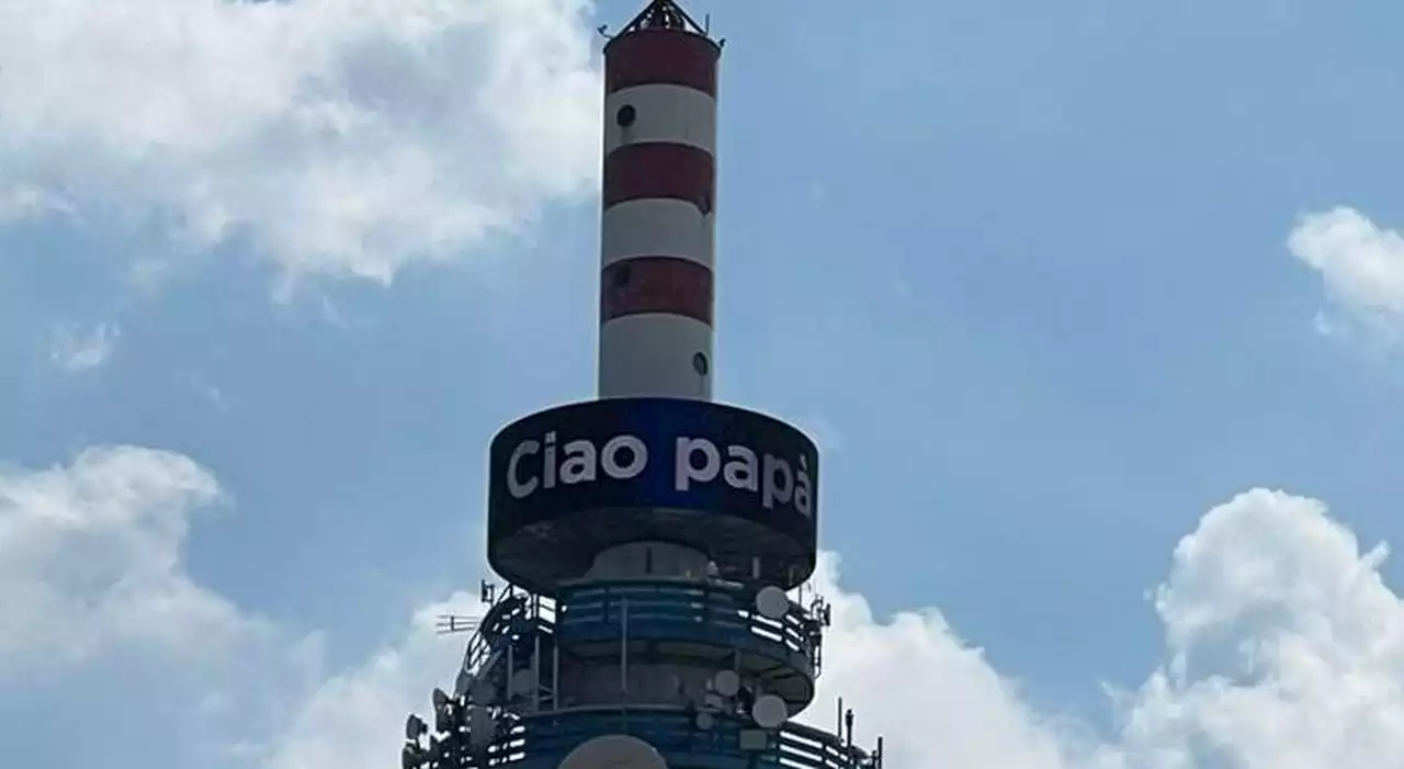 Berlusconi, sulla torre Mediaset “Ciao papà”. E sull'altro lato la scritta “Grazie Silvio”