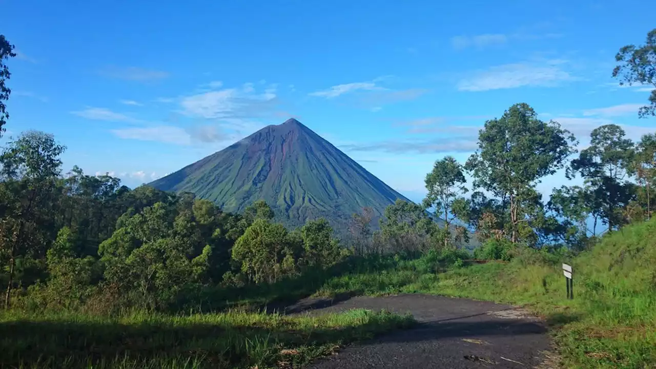 Gunung Inerie: Eksotisme Alam dari Puncak Tertinggi Nusa Tenggara Timur