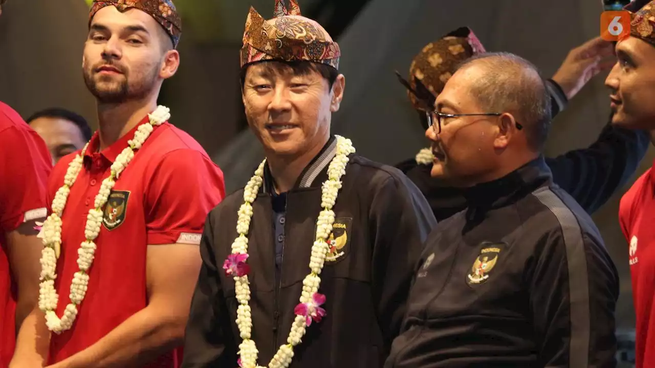 Shin Tae-Yong dan Staf Pelatih Pakai Blangkon di Gala Dinner Jelang Timnas Indonesia vs Palestina