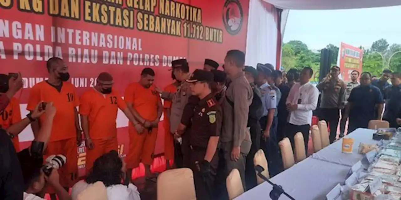 Penangkapan Bandar 124 Kg Sabu di Riau Menegangkan, Mobil Polisi Ringsek Ditabrak | merdeka.com