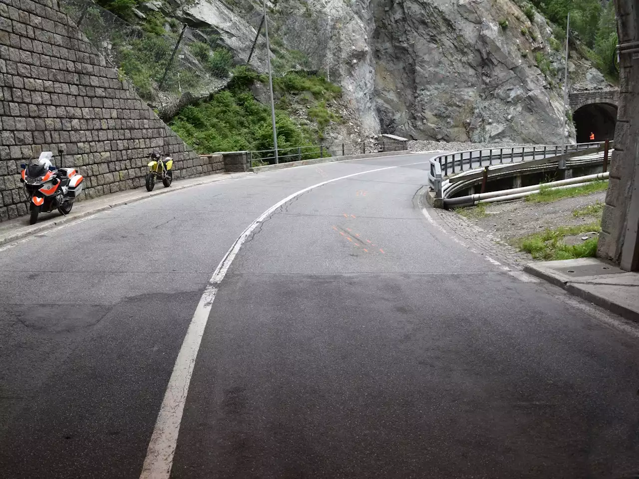 Curaglia GR: Motorradfahrer bei Selbstunfall verletzt – ins Spital geflogen