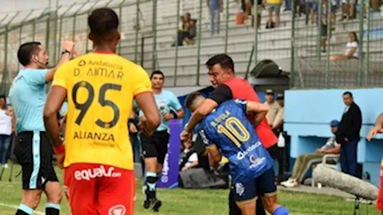 Treinador tem 'dia de fúria', e agride dois jogadores adversários; assista ao vídeo