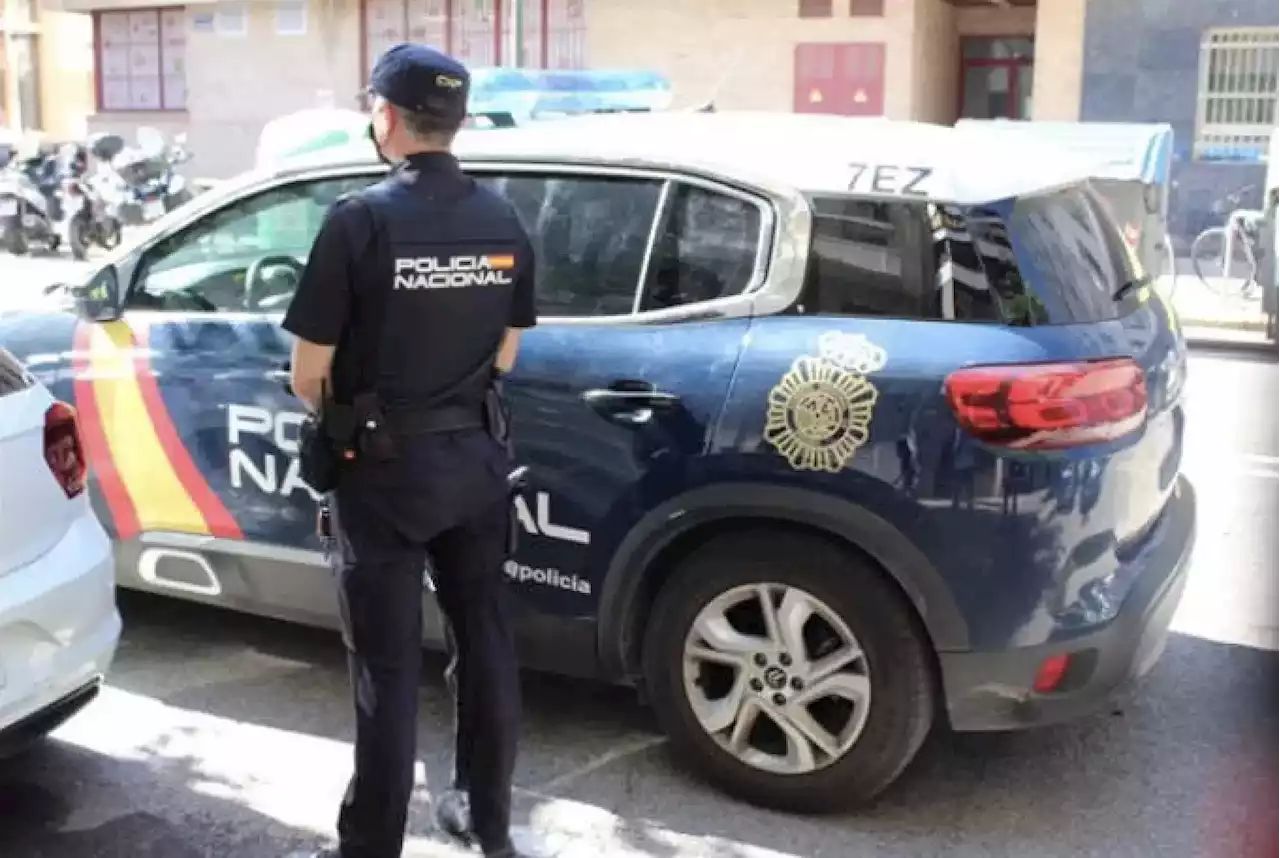 Un hombre armado con un martillo y un cuchillo mata a un policía en Andújar