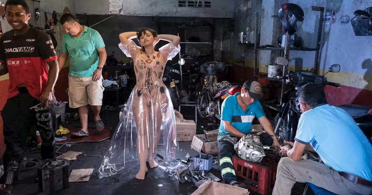 Artista plástica creó un vestido para denunciar la violencia de género con el performance ‘Desbordada Amerindia’