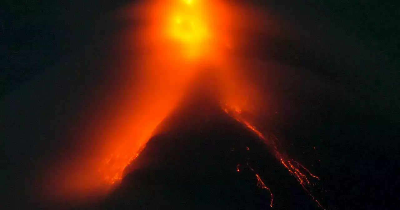 Filippine, la lava del vulcano illumina il cielo notturno