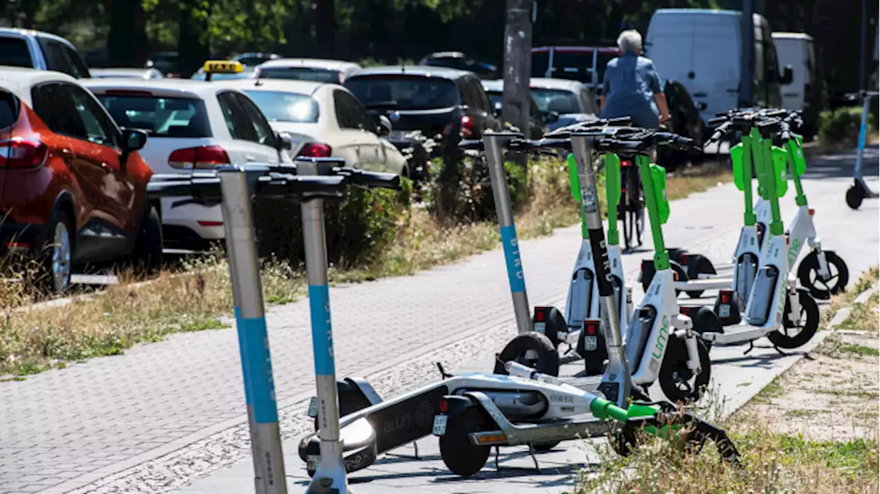 Unbekannte werfen E-Scooter von Brücke auf befahrene Straße