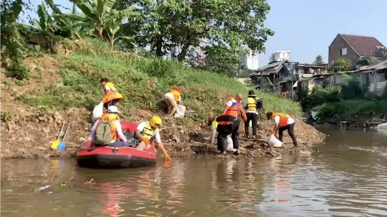 Aksi Bersih-Bersih Sungai Ciliwung untuk Peringati Hari Lingkungan Hidup |Republika Online