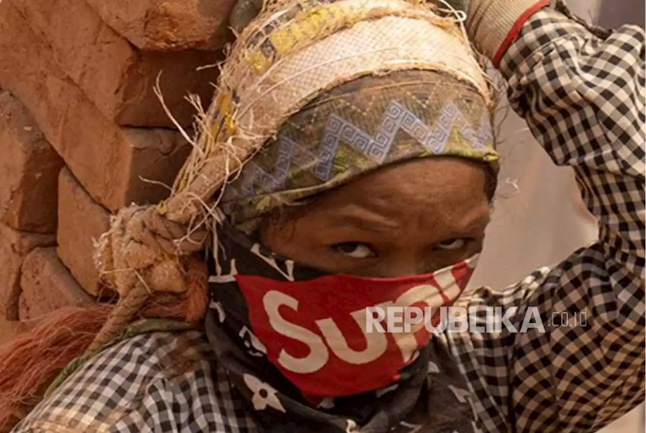 Kerasnya Pekerja Migran Wanita Angkut Batu di Nepal |Republika Online