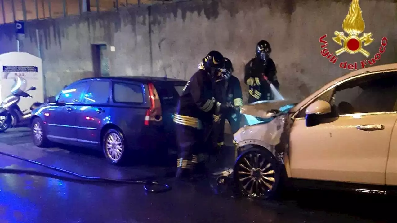 Auto in fiamme: danneggiata la vettura vicina