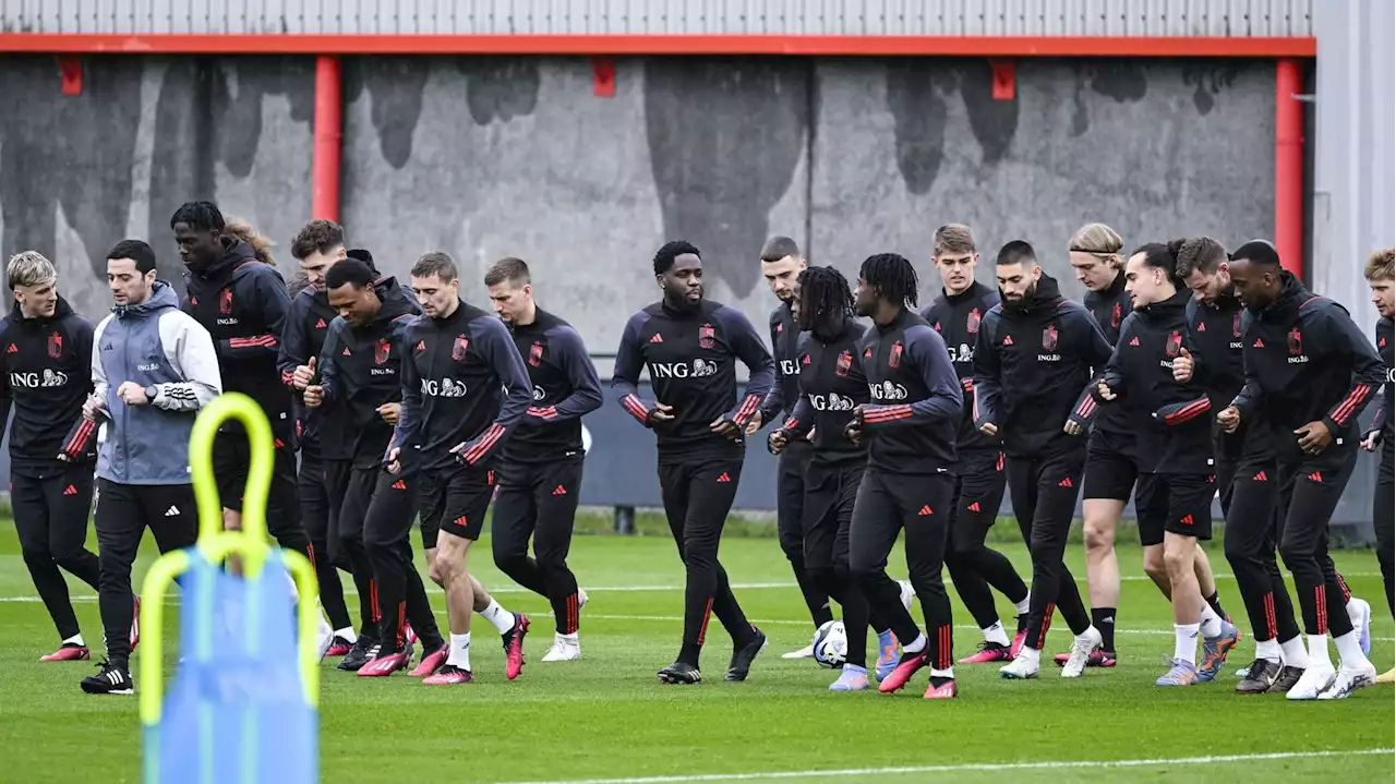 22 Diables Rouges à l'entrainement devant 200 supporters sous le soleil, 3 joueurs absents