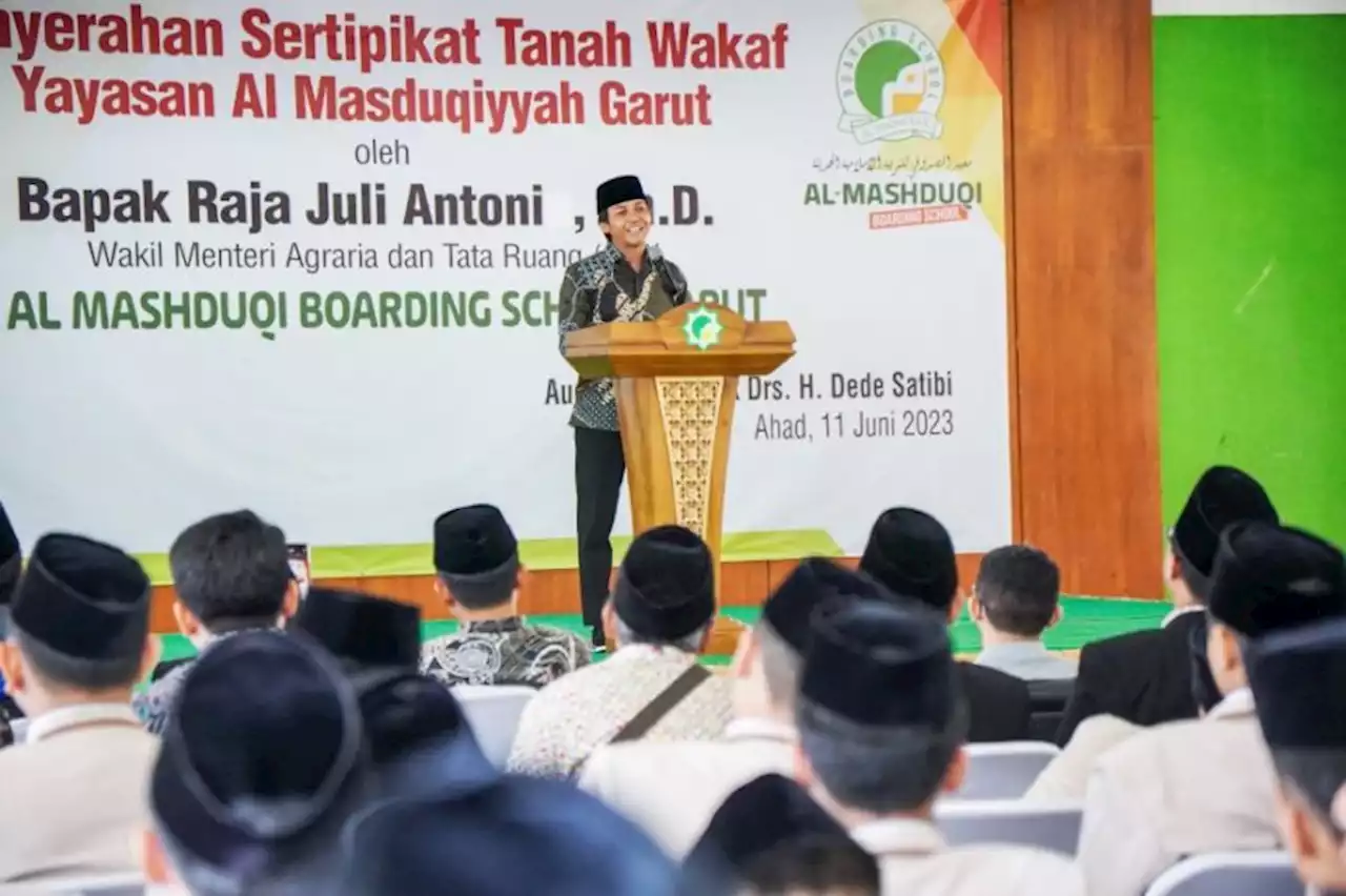 Kunjungan ke Garut, Wamen ATR/BPN Serahkan Sertifikat Tanah Yayasan Al Mashduqiyah