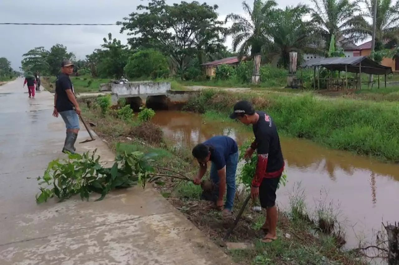 Milenial Gelar Kegiatan Bersih Kampung dan Tanam Pohon di Penajam Paser Utara