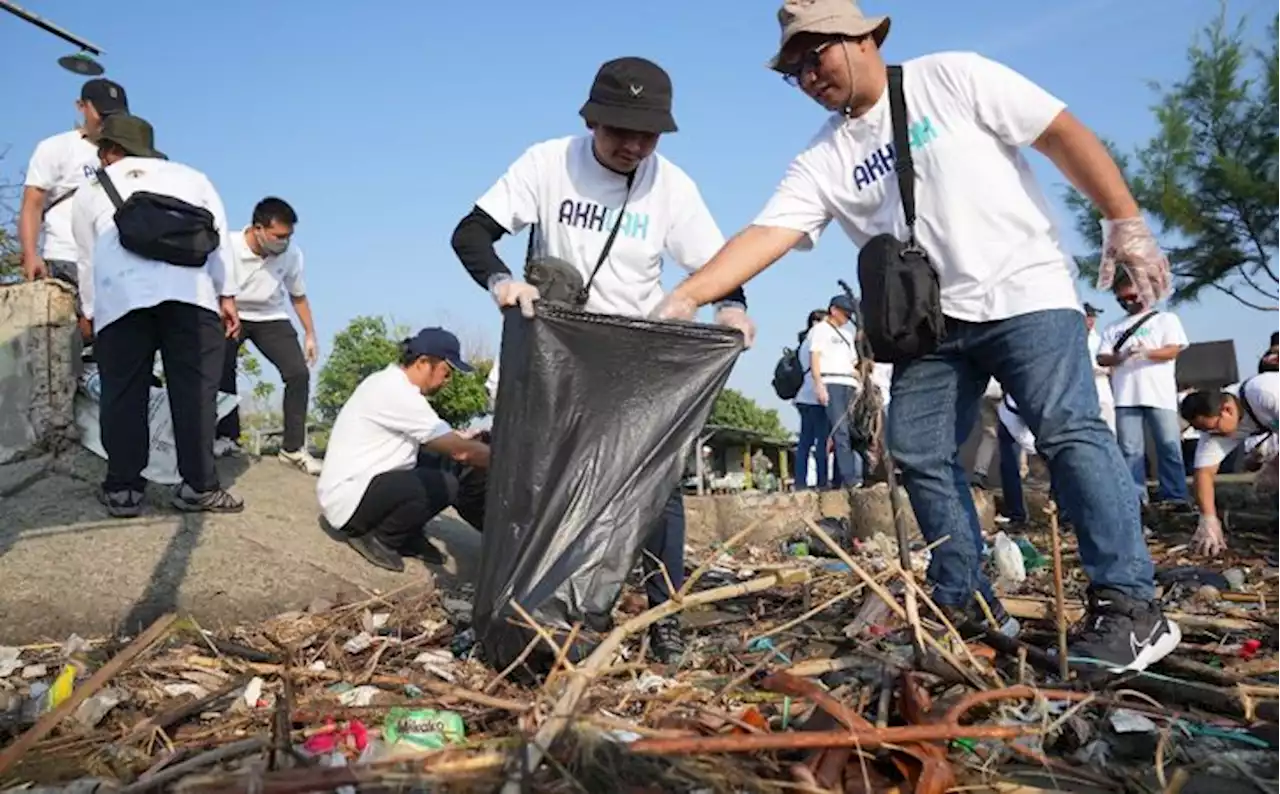 Pelindo Group Gelar Bersih Pantai di Semarang, Kumpulkan 1,7 Ton Sampah