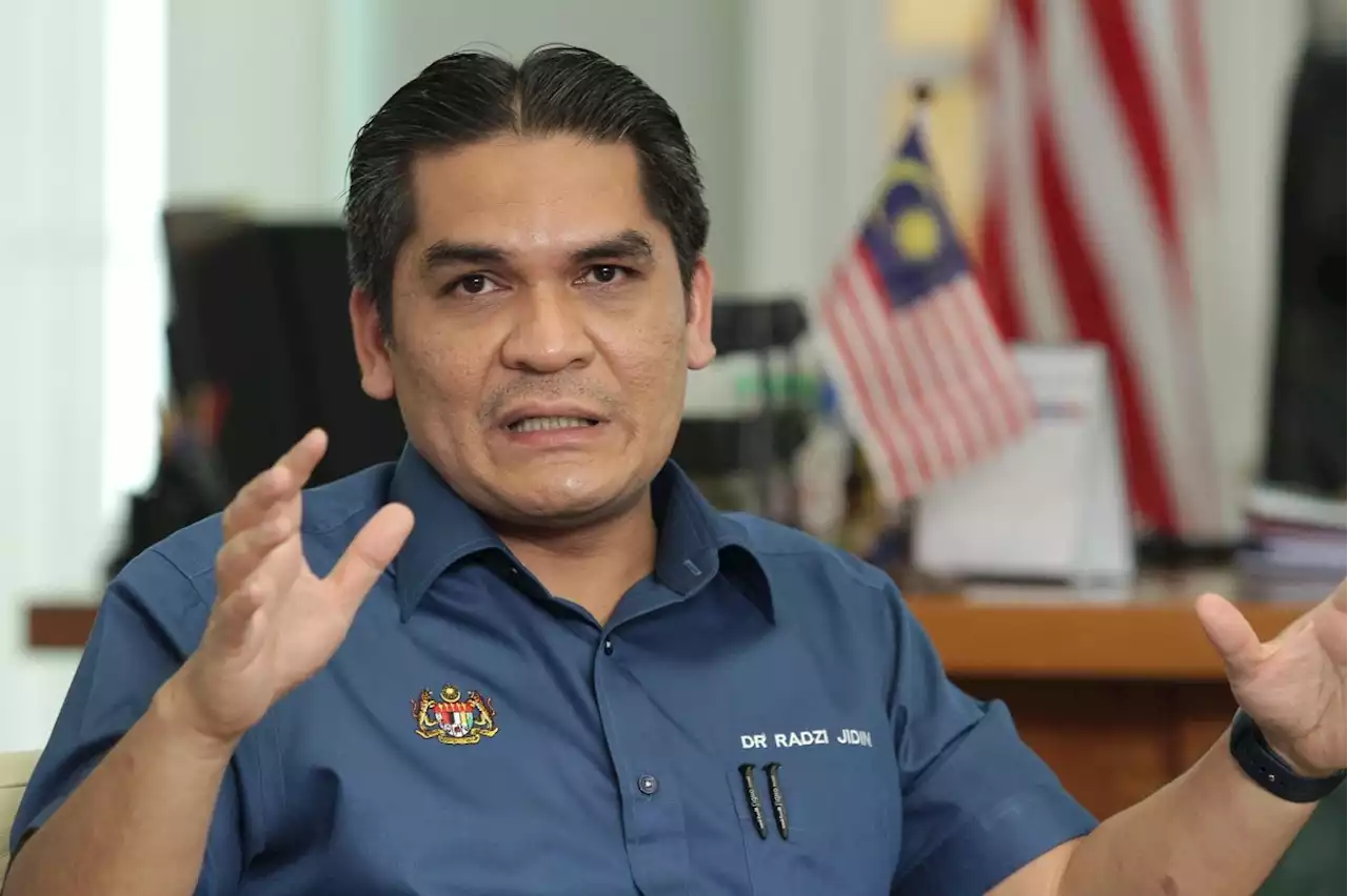 Health Ministry disproved PM's claim on vaccine procurement, says Radzi