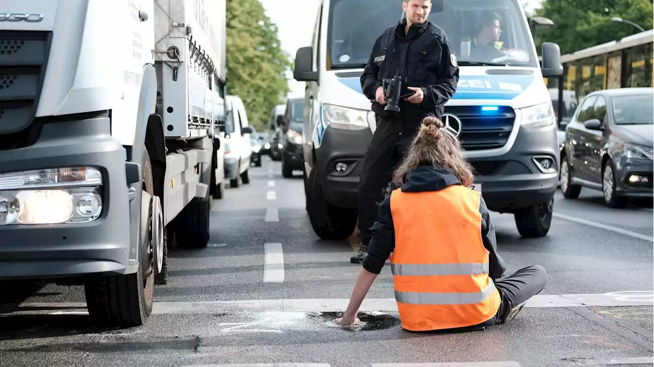 Hochschwangere Frau steckte im Stau fest: Berliner Gericht verhängt Geldstrafe gegen Blockiererin der „Letzten Generation“