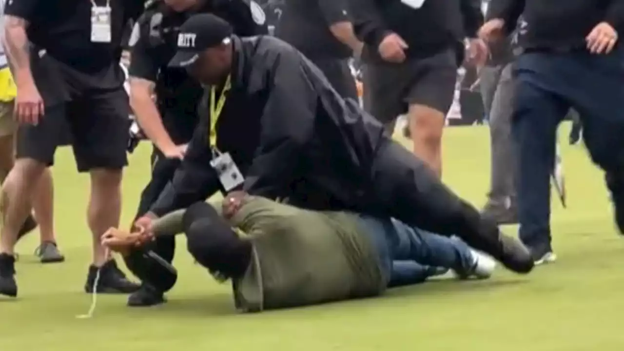 Hadwin tackled by security on his way to celebrate with Nick Taylor