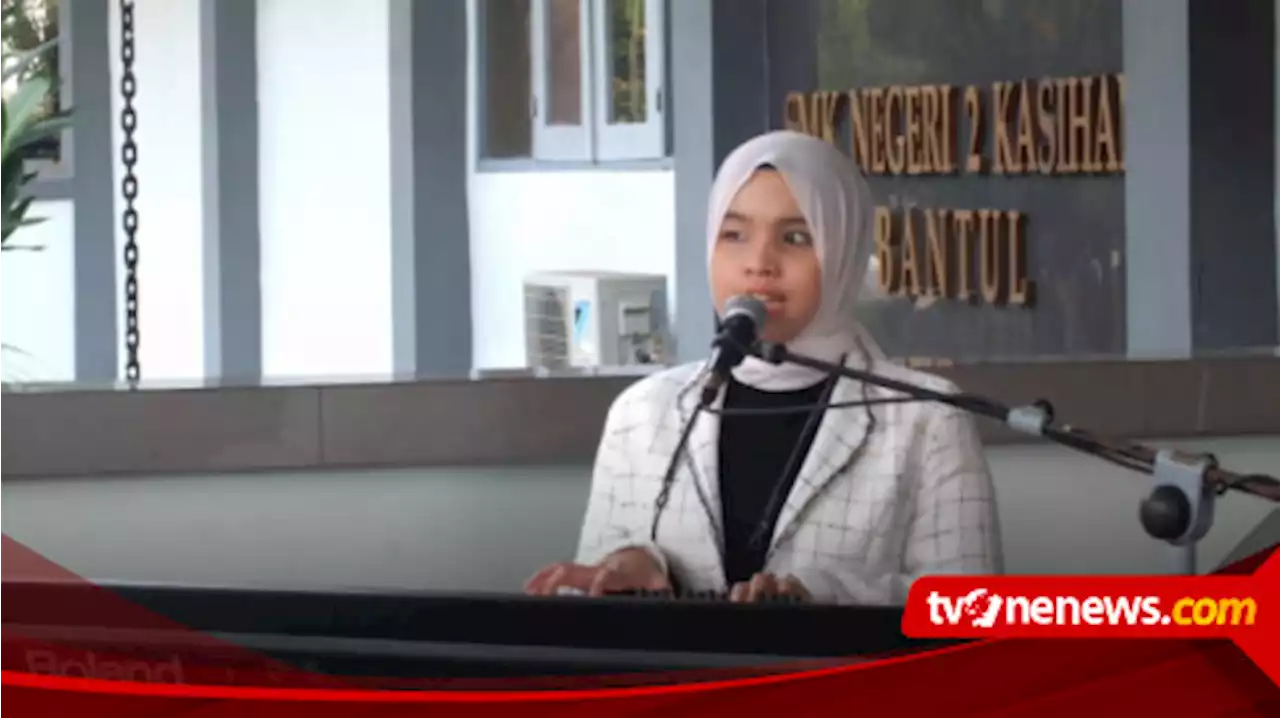 Putri Ariani Nyanyikan 'Loneliness' di Teras Sekolahnya