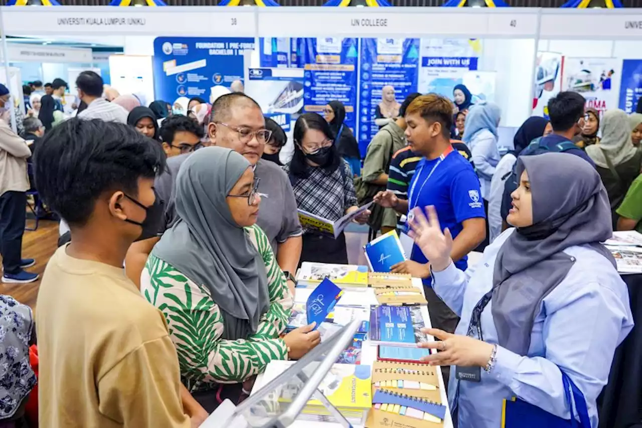 Lambakan graduan: Universiti tidak boleh henti ambil pelajar