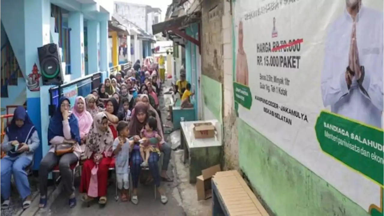 Cuma Bayar Rp 15 Ribu, Ibu-ibu di Bekasi Bisa Tebus Paket Sembako